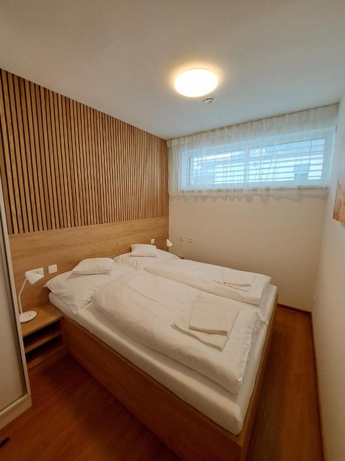 6Bits Apartments 耶塞尼克 外观 照片
