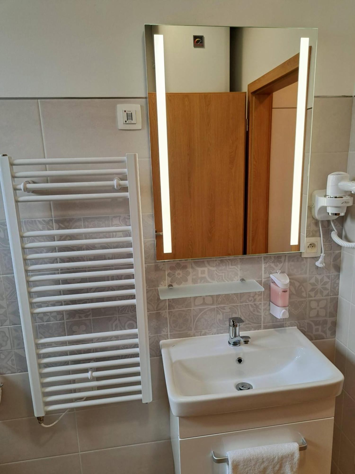 6Bits Apartments 耶塞尼克 外观 照片